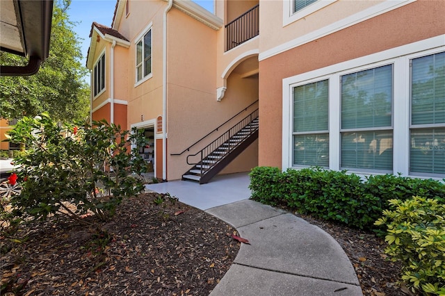 view of exterior entry featuring stucco siding