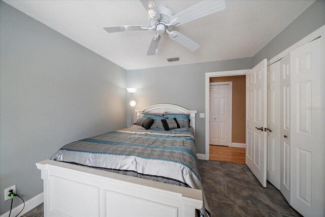 bedroom with visible vents, baseboards, a ceiling fan, and a closet