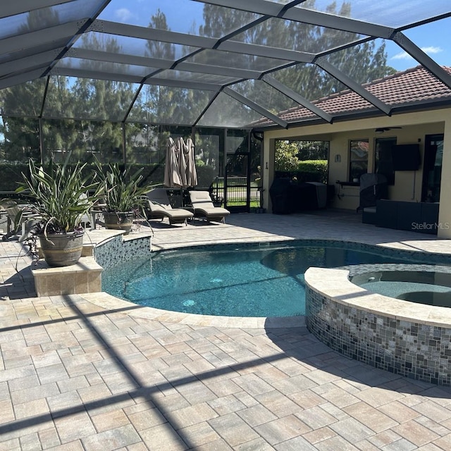 4622 Grand Lakeside Dr, Palm Harbor, FL 34684 - view of swimming pool with a patio and a pool with connected hot tub