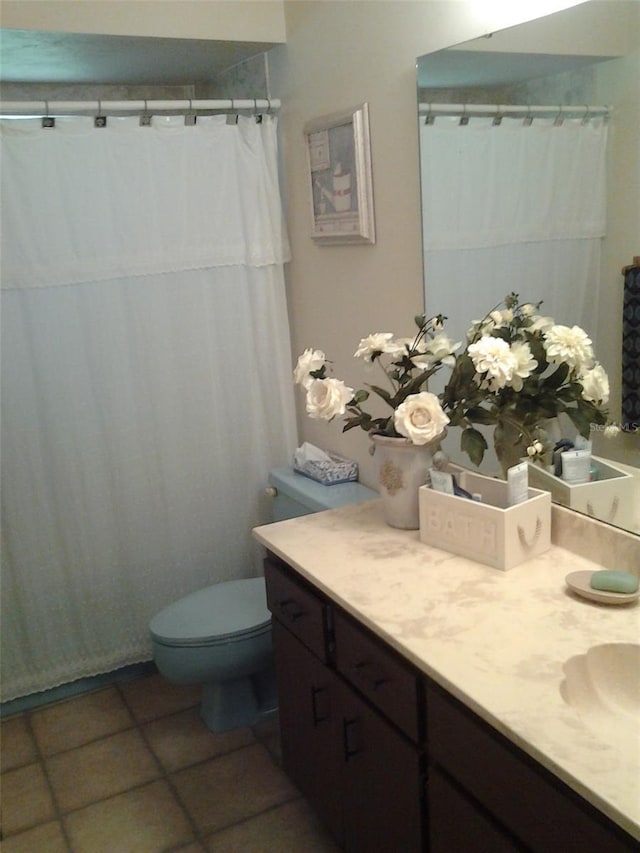 3 Lakeside Dr, Ocala, FL 34482 - full bath featuring vanity, toilet, tile patterned flooring, and curtained shower