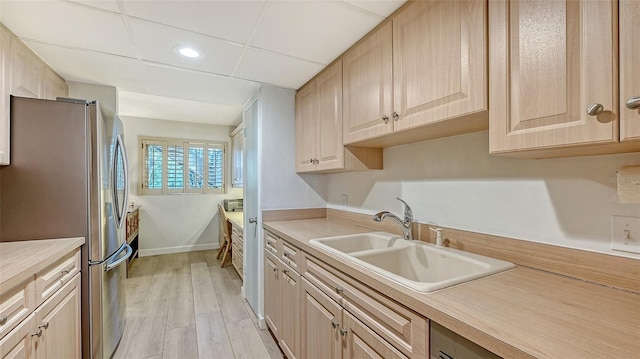 6951 Gulf Of Mexico Dr Unit 14, Longboat Key, FL 34228 - kitchen featuring a sink, light countertops, freestanding refrigerator, and light wood finished floors