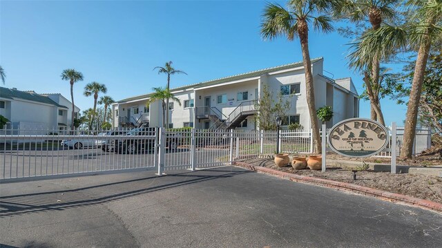 6951 Gulf Of Mexico Dr Unit 14, Longboat Key, FL 34228 - exterior space featuring fence and a residential view