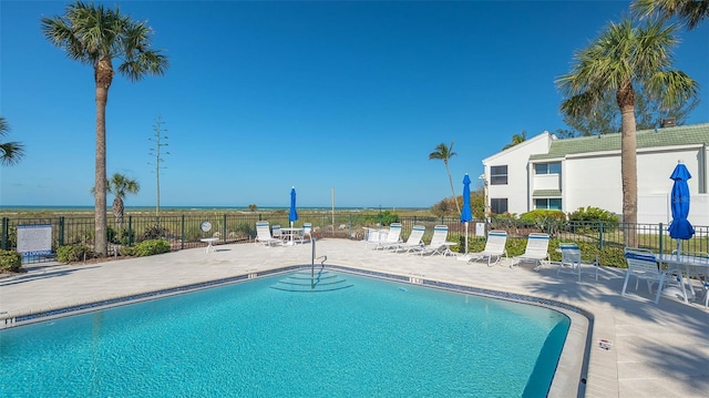 6951 Gulf Of Mexico Dr Unit 14, Longboat Key, FL 34228 - pool with fence and a patio