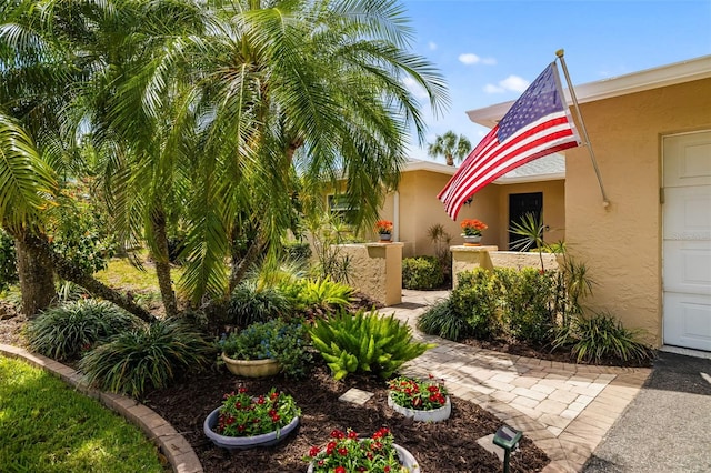 6940 W Country Club Dr N Unit V-77, Sarasota, FL 34243 - view of yard