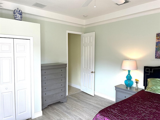 bedroom featuring light wood-style flooring, baseboards, a closet, and a ceiling fan
