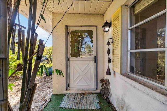 property entrance featuring stucco siding
