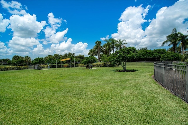 5009 Lake Overlook Ave, Bradenton, FL 34208 - view of yard featuring fence