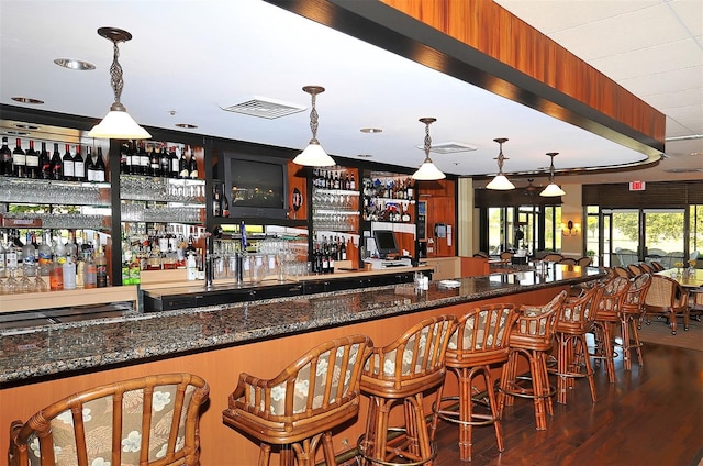7173 W Country Club Dr N Unit 141, Sarasota, FL 34243 - bar featuring visible vents, pendant lighting, wood finished floors, and indoor wet bar