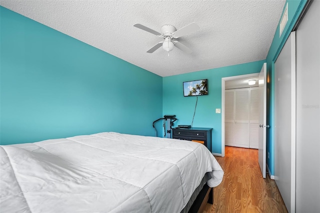 6033 34th St W Unit 132, Bradenton, FL 34210 - bedroom with wood finished floors, a textured ceiling, ceiling fan, and a closet