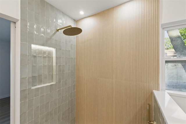 1050 55th Ave S, Saint Petersburg, FL 33705 - bathroom featuring a tile shower