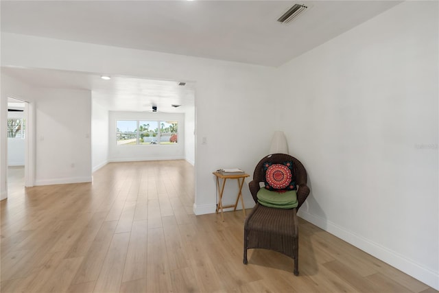 living area with light wood-style flooring, baseboards, visible vents, and recessed lighting