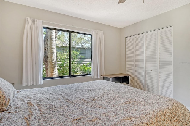 1532 Pelican Point Dr Unit Ba139, Sarasota, FL 34231 - bedroom featuring a closet, ceiling fan, and a textured ceiling