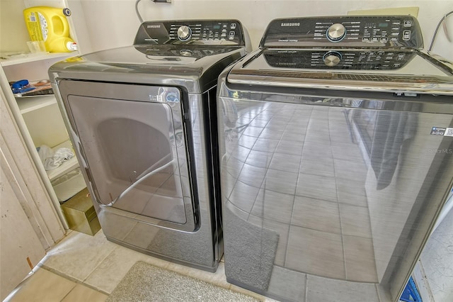 1532 Pelican Point Dr Unit Ba139, Sarasota, FL 34231 - laundry area featuring tile patterned flooring, laundry area, and independent washer and dryer