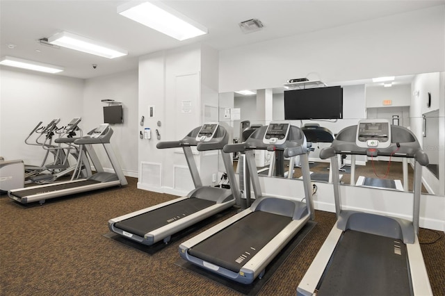 gym featuring carpet floors, visible vents, and baseboards