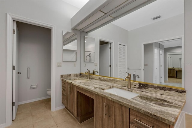 4044 Penshurst Park, Sarasota, FL 34235 - full bathroom with visible vents, a sink, toilet, double vanity, and tile patterned flooring