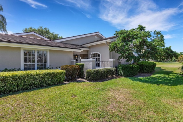 4044 Penshurst Park, Sarasota, FL 34235 - view of side of home featuring stucco siding and a lawn