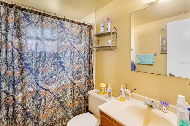 full bath featuring toilet, a shower with curtain, and vanity
