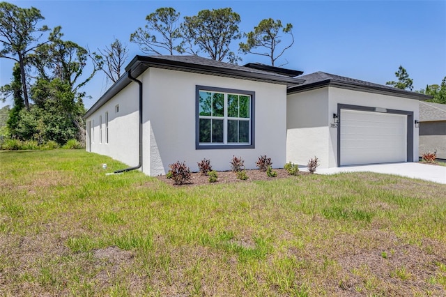 view of front of home featuring stucco siding, an attached garage, driveway, and a front lawn
