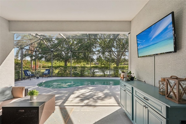 5023 Brickell Park Cv, Bradenton, FL 34211 - swimming pool featuring a patio, an outdoor kitchen, and glass enclosure