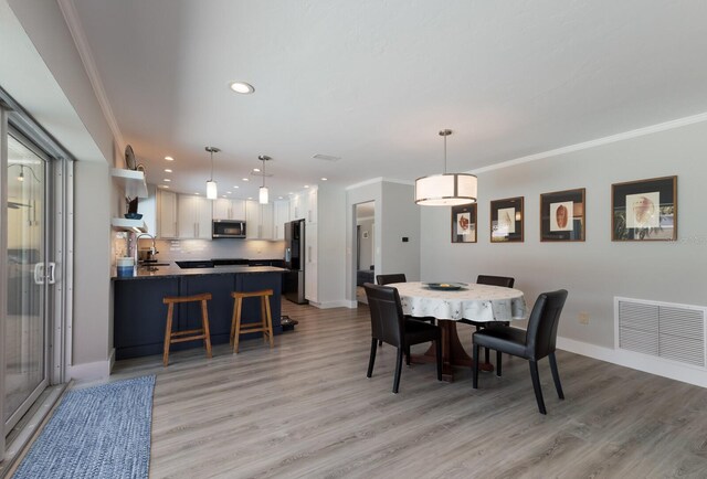 508 70th St, Holmes Beach, FL 34217 - dining room with light wood-type flooring, baseboards, visible vents, and recessed lighting