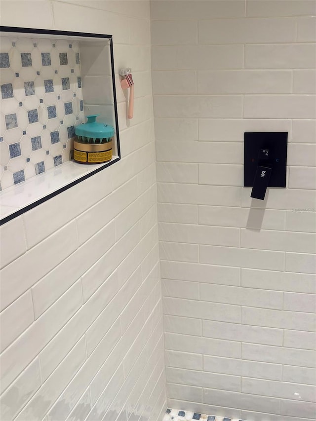 full bath featuring tiled shower and decorative backsplash