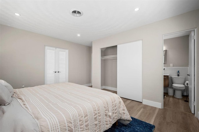 bedroom featuring a closet, visible vents, recessed lighting, and light wood-style floors