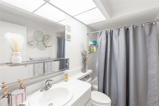 full bathroom featuring shower / bath combo with shower curtain, vanity, and toilet