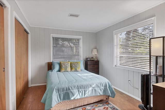 4243 Maceachen Blvd, Sarasota, FL 34233 - bedroom with visible vents, baseboards, ornamental molding, and wood finished floors