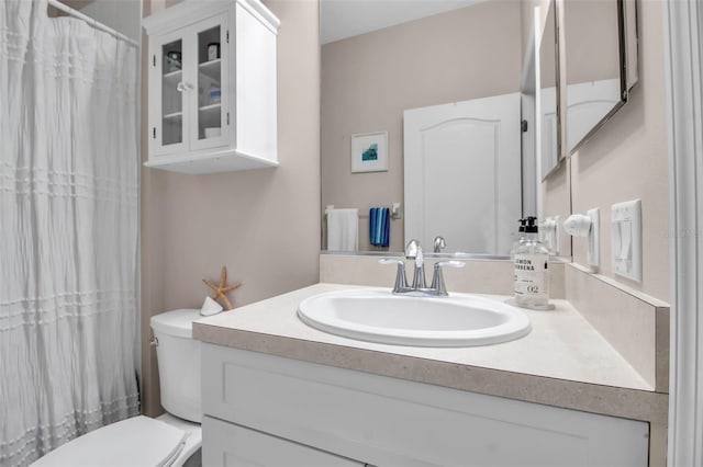 full bath featuring toilet, vanity, and a shower with curtain