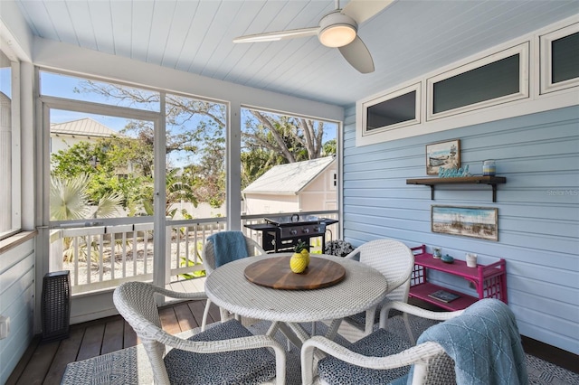 sunroom with ceiling fan