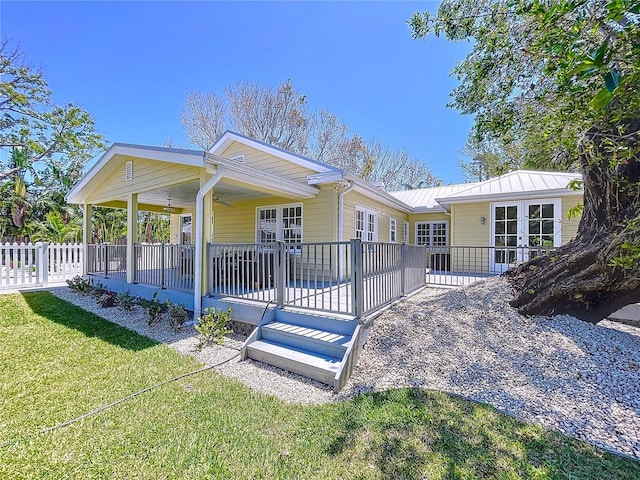 view of front of property featuring fence and a front lawn