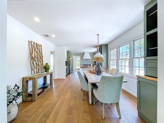 dining area with light wood-style flooring, baseboards, visible vents, and recessed lighting