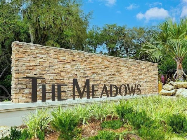 view of community / neighborhood sign