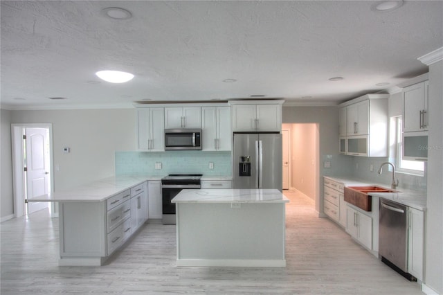306 Island Cir, Sarasota, FL 34242 - kitchen featuring a peninsula, appliances with stainless steel finishes, decorative backsplash, and crown molding