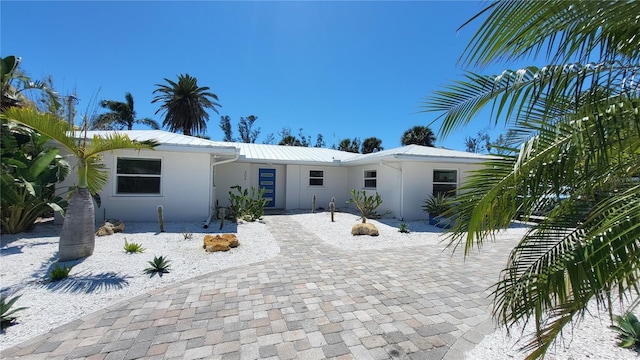 306 Island Cir, Sarasota, FL 34242 - ranch-style home featuring driveway and stucco siding