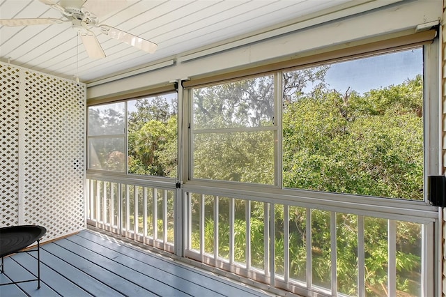sunroom with ceiling fan