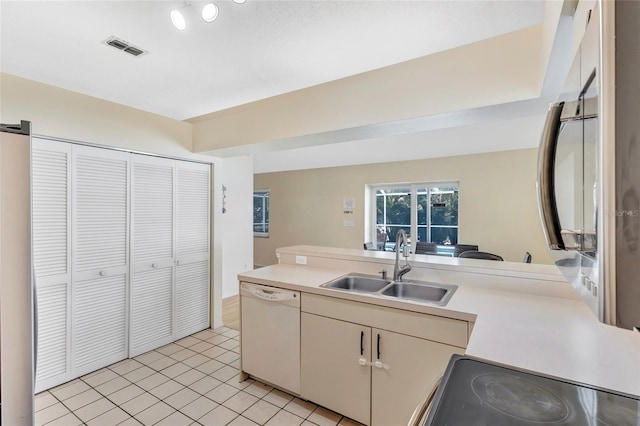 6415 39th Ave W, Bradenton, FL 34209 - kitchen featuring a sink, dishwasher, light countertops, a peninsula, and visible vents