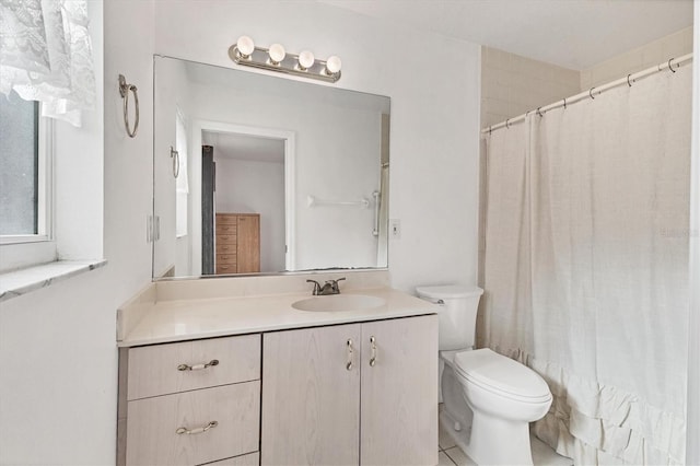 full bathroom featuring toilet, curtained shower, and vanity