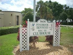 community / neighborhood sign featuring a yard