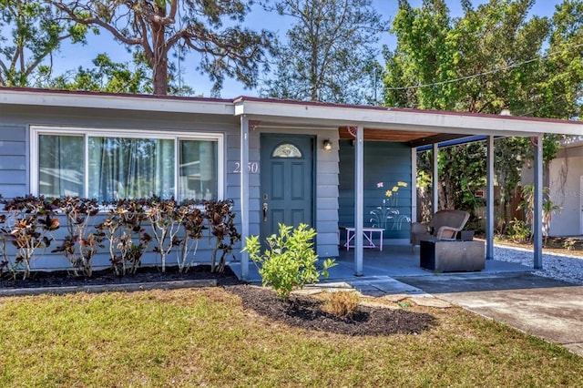 view of front facade with a front lawn
