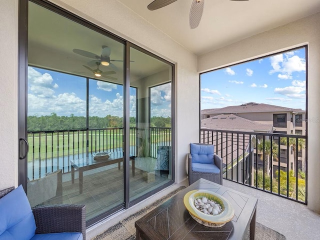 sunroom with ceiling fan