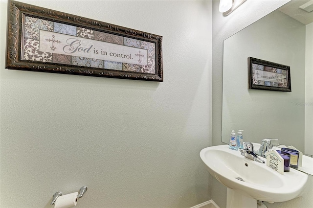 bathroom featuring a sink