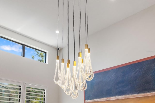 interior details with an inviting chandelier and recessed lighting