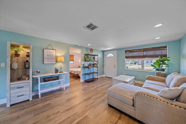 130 E Seminole Dr, Venice, FL 34293 - living area featuring light wood-type flooring, baseboards, visible vents, and recessed lighting
