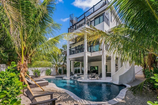 89 Avenida Messina, Sarasota, FL 34242 - view of swimming pool featuring a fenced backyard, a jacuzzi, a patio, and a fenced in pool