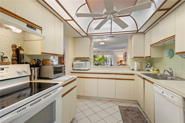 6780 Schooner Bay Cir Unit 6780, Sarasota, FL 34231 - kitchen featuring ceiling fan, decorative backsplash, a sink, and white appliances