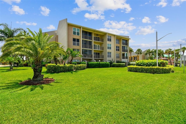 845 Benjamin Franklin Dr Unit 101, Sarasota, FL 34236 - view of community featuring a lawn