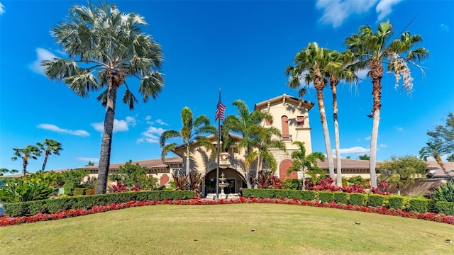 view of front facade featuring a front lawn and stucco siding