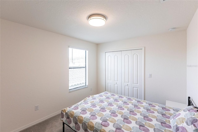 carpeted bedroom with baseboards and a closet