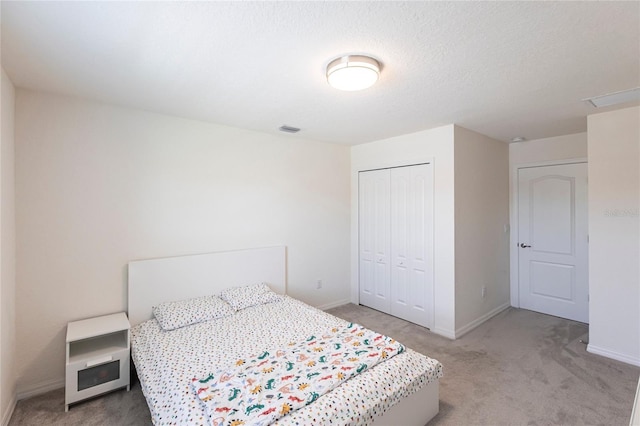 bedroom featuring carpet, visible vents, baseboards, and a closet